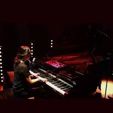 VOLE : l'artiste au piano dans un écrin de lumière chaude sur le plateau