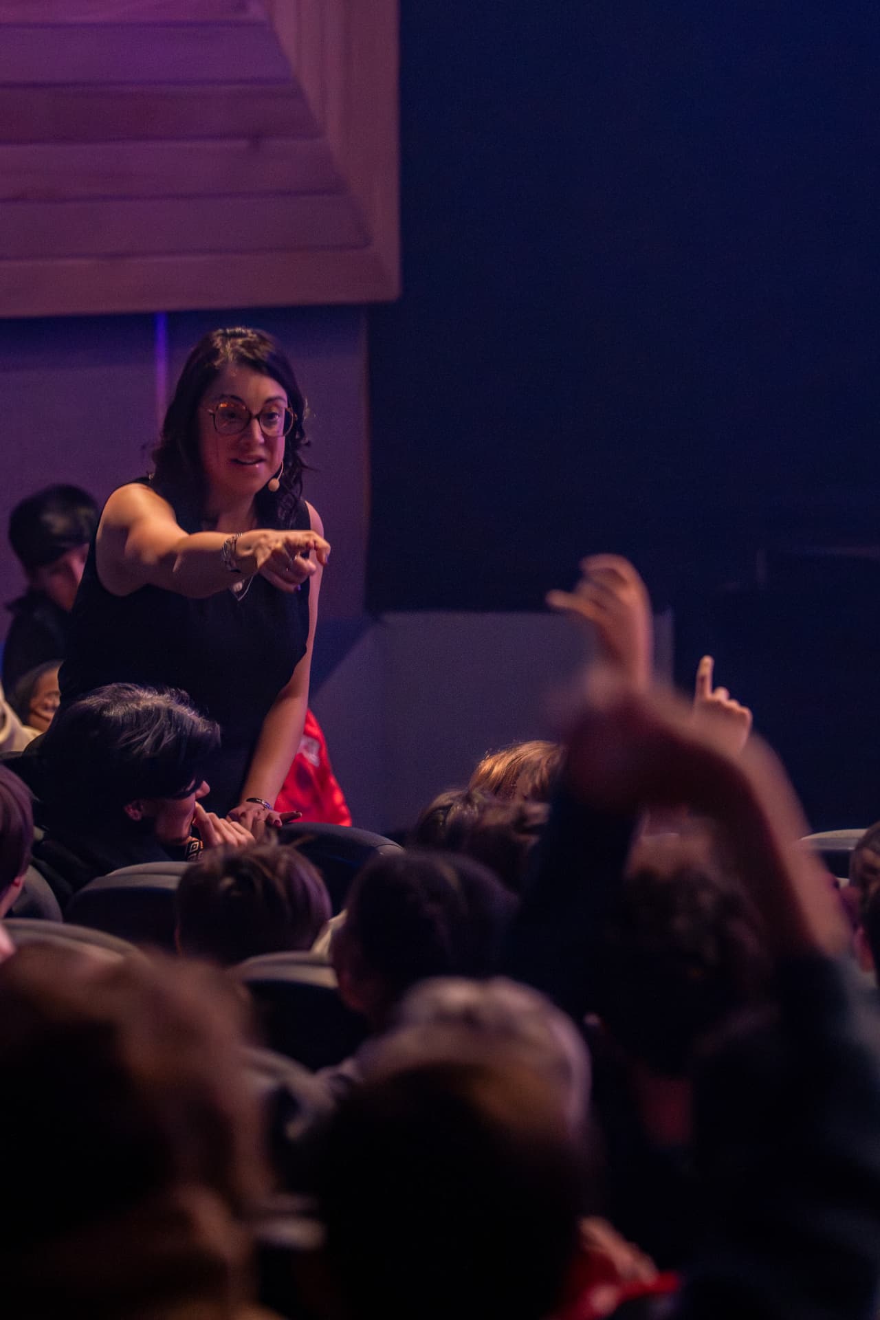 Échange avec le public pendant une rencontre en salle